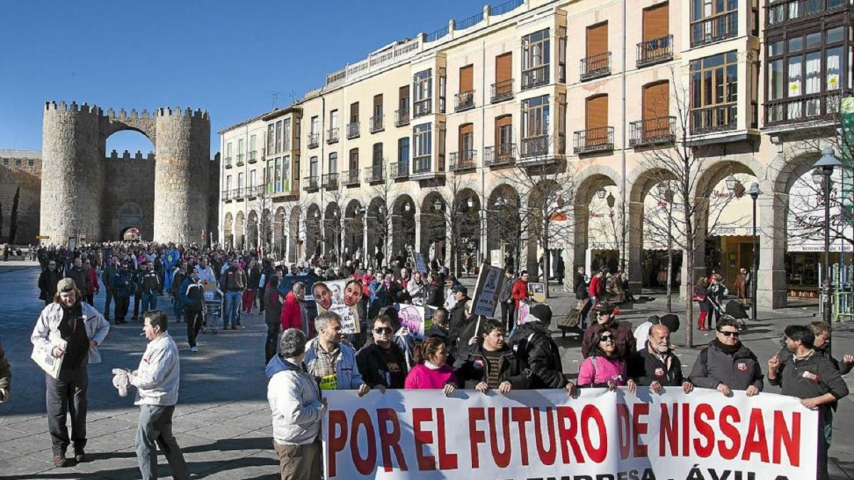 El secretario de Organización del PSOE, César Luena (d), y el vicesecretario de Comunicación del PP y diputado por Ávila, Pablo Casado (i), asisten a la concentración de los empleados de Nissan en la puerta de la factoría en Ávila-ICAL