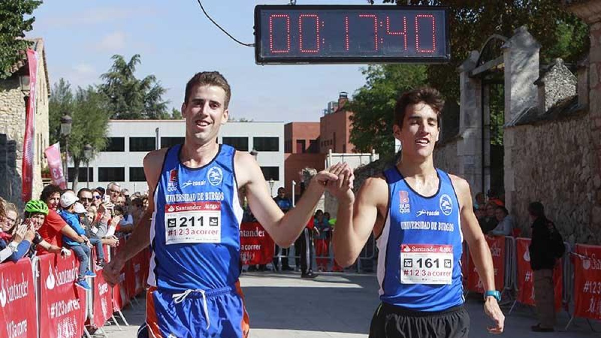 García Azofra y Vivanco cruzan la línea de meta cogidos de la mano.-RAÚL OCHOA