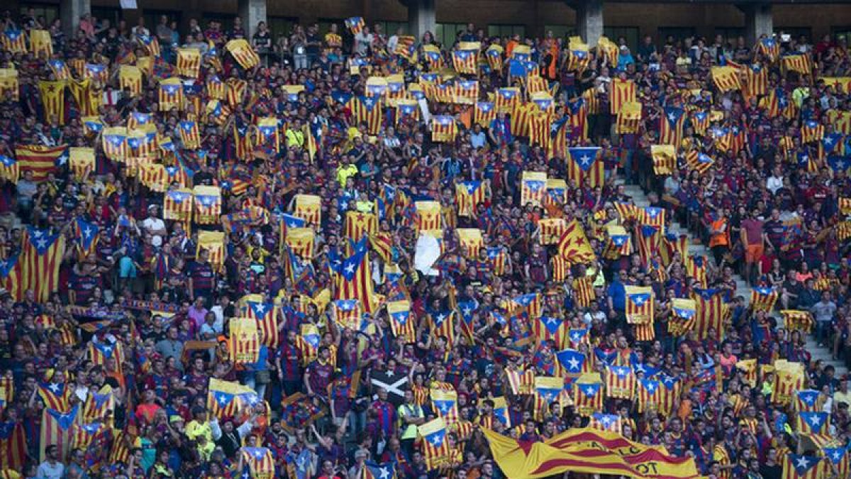 Aficionados del Barça mostrando 'estelades' en la final de la Champions en Berlín, el pasado 6 de junio.-Foto: JORDI COTRINA