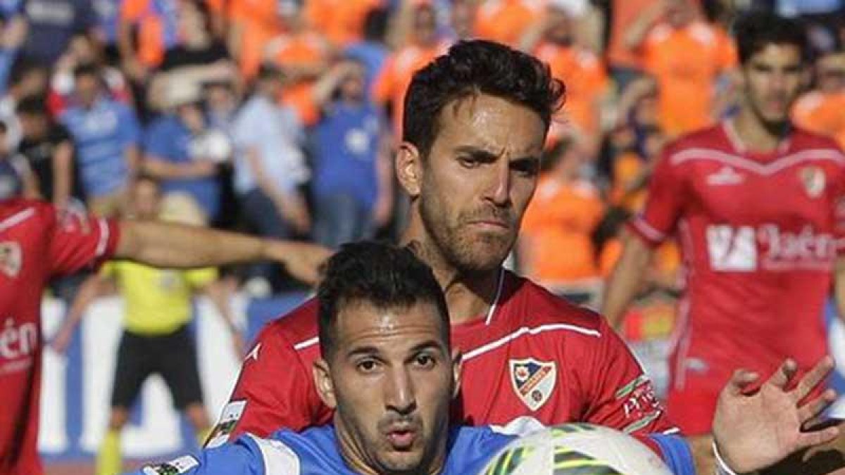 Fernando Carralero se dispone a controlar un balón en el partido contra el Linares.-IDEAL.ES