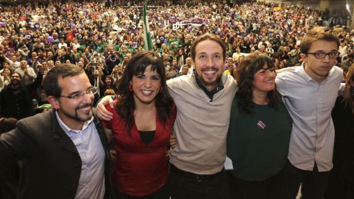 Sergio Pascual, Teresa Rodríguez, Pablo Iglesias, Auxiliadora Honorato e Íñigo Errejón, en un acto en Sevilla en 2015.-Jose Manuel Vidal / EFE