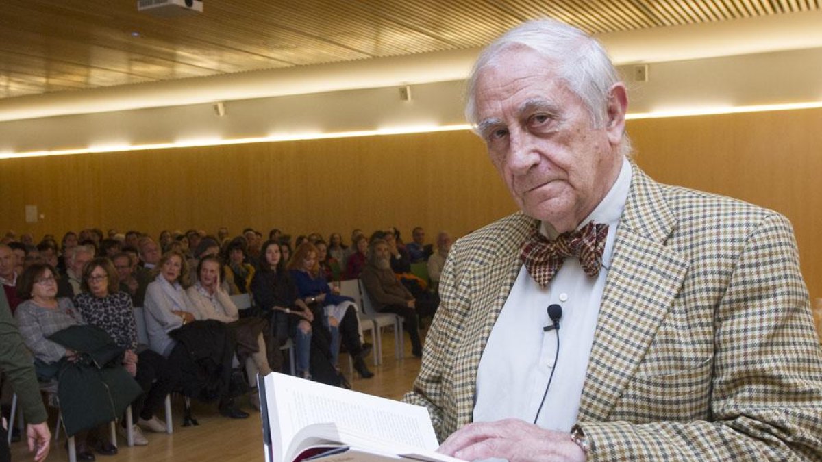 El diplomático español Inocencio Arias presentó ayer su último libro en el Museo de la Evolución Humana.-ISRAEL L. MURILLO