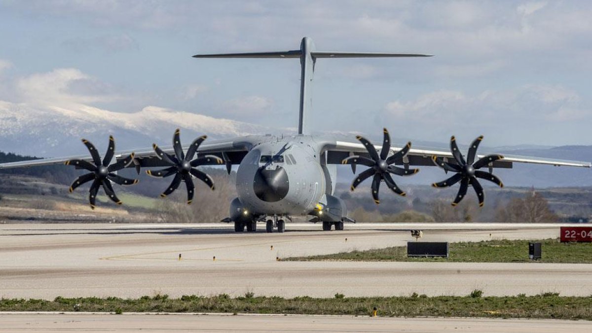 Imagen del avión en el que evacuaron al personal civil.-SANTI OTERO