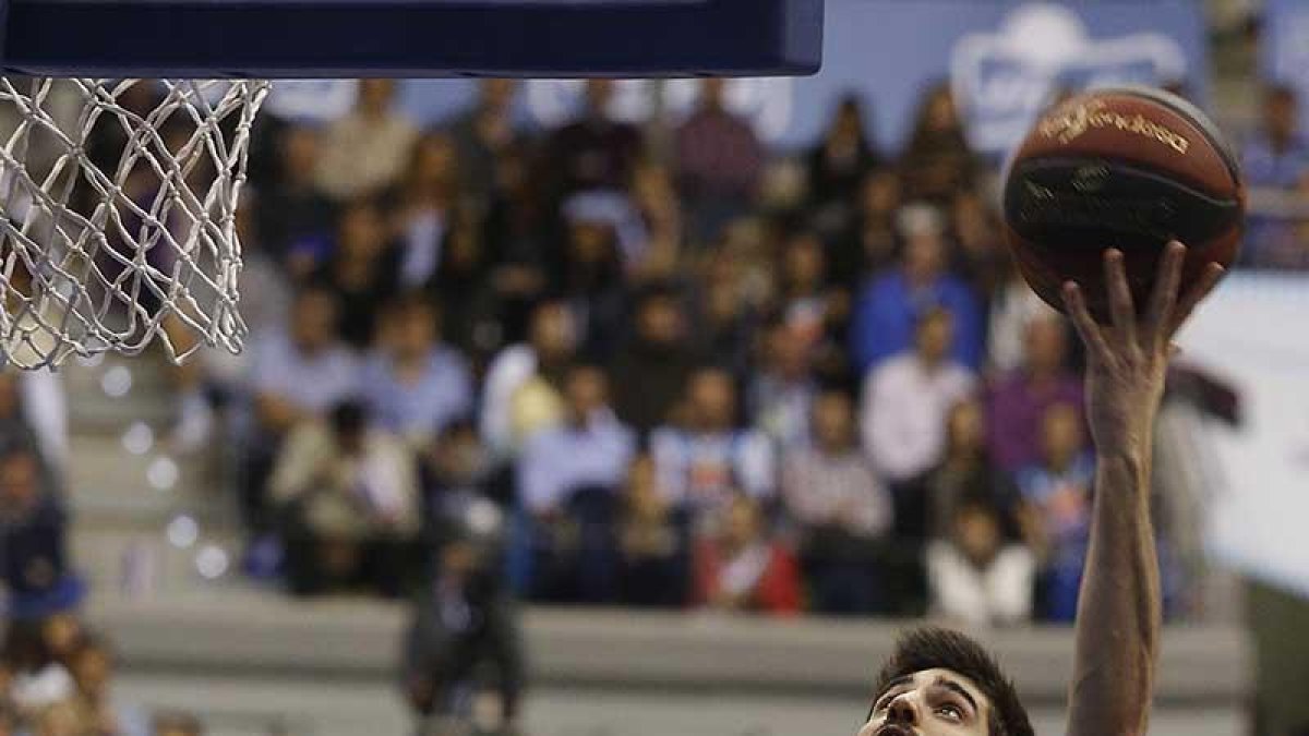 Barrera deja el balón en la canasta.-SANTI OTERO
