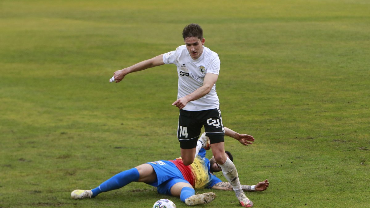 Elgezabal supera a un jugador del Andorra en la Copa del Rey. RAÚL G. OCHOA