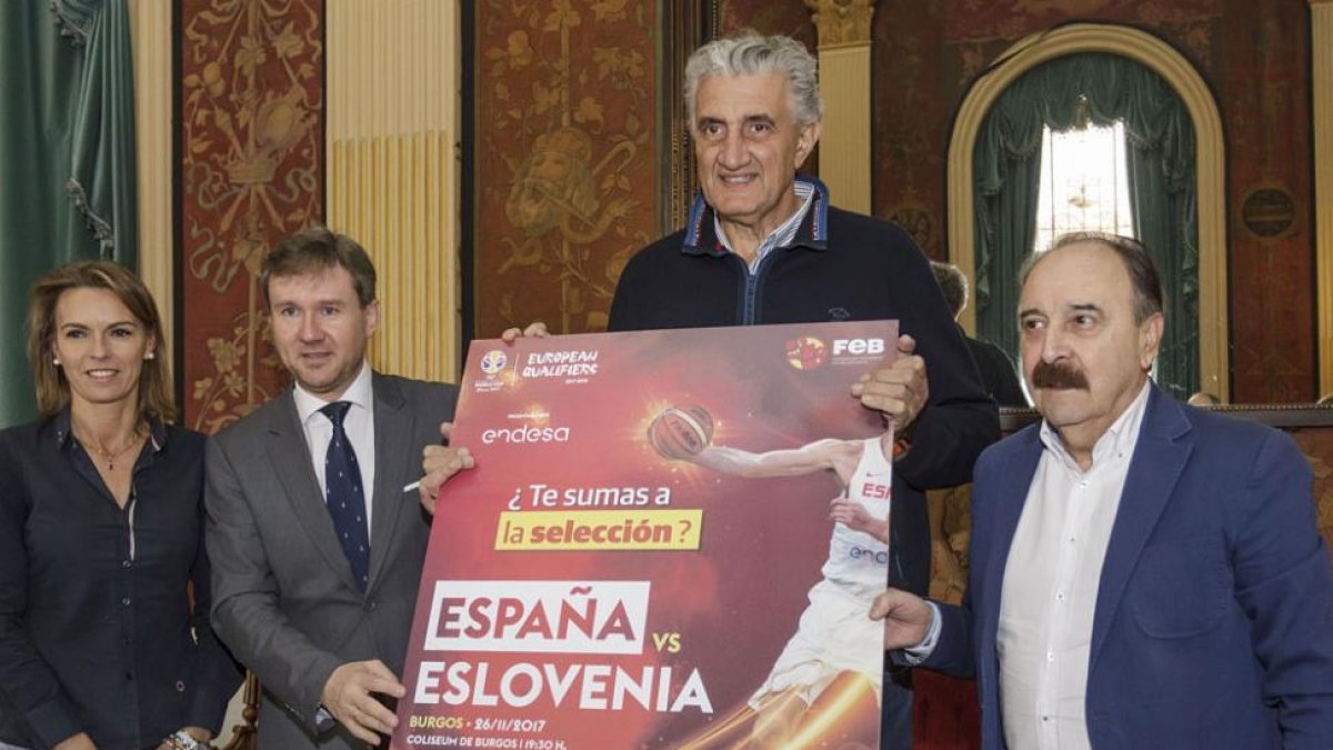 De la Fuente, Lacalle, Romay y Sainz, con el cartel del partido, ayer.-SANTI OTERO