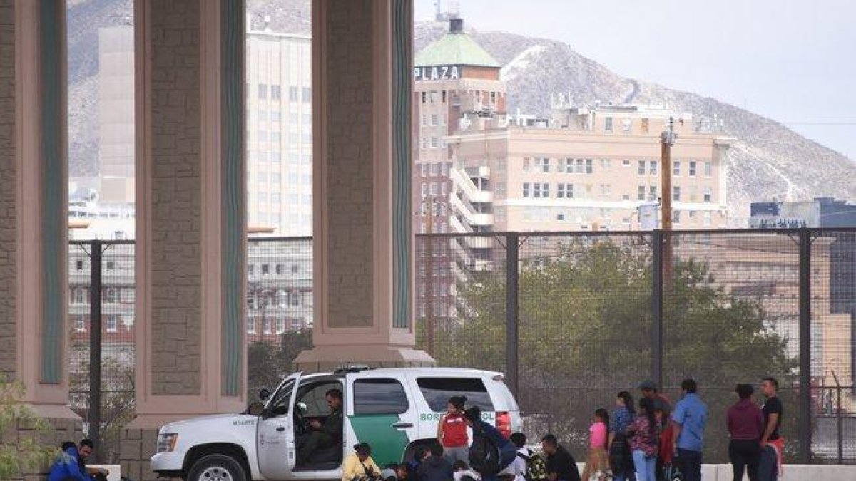 Inmigrantes centroamericanos son detenidos por la patrulla fronteriza estadounidense.-EFE