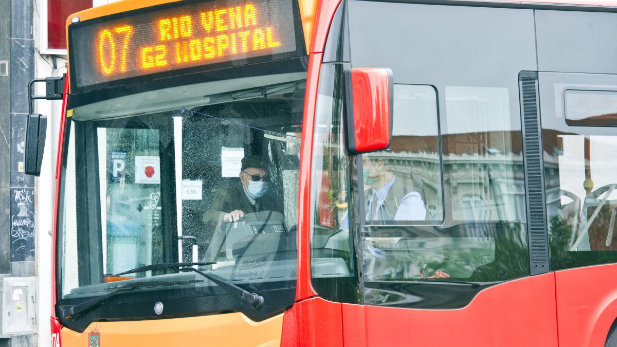 Un viajero embarca en el autobús municipal con su mascarilla, obligatoria para acceder al transporte público. ISRAEL L. MURILLO