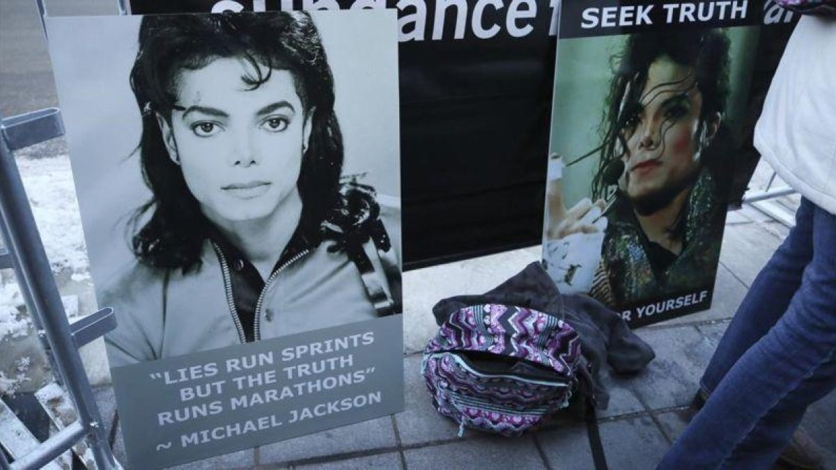 Carteles en apoyo a Michael Jackson a las puertas de la sala de Utah donde se estrenó el viernes el documental Leaving Neverland, dentro del festival de Sundance.-AP / DANNY MOLISHOK