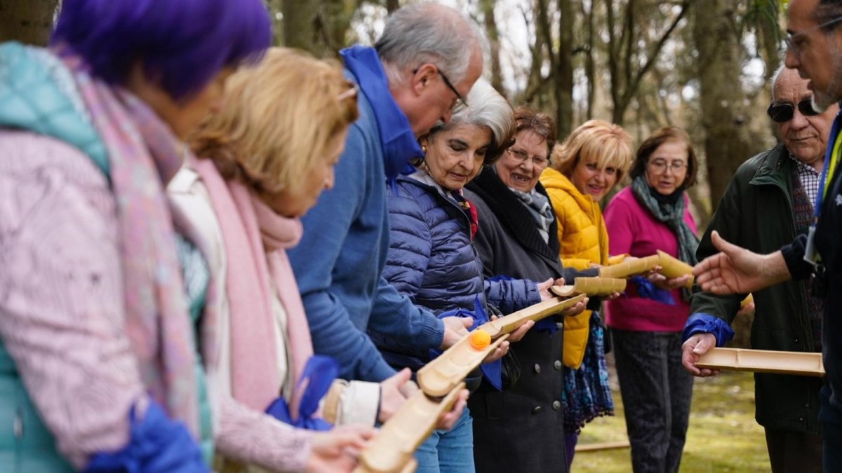 Cerca de 180 personas mayores participaron en la inciativa convocada ayer en El Soto para fomentar la alimentación saludable y la movilidad. ECB