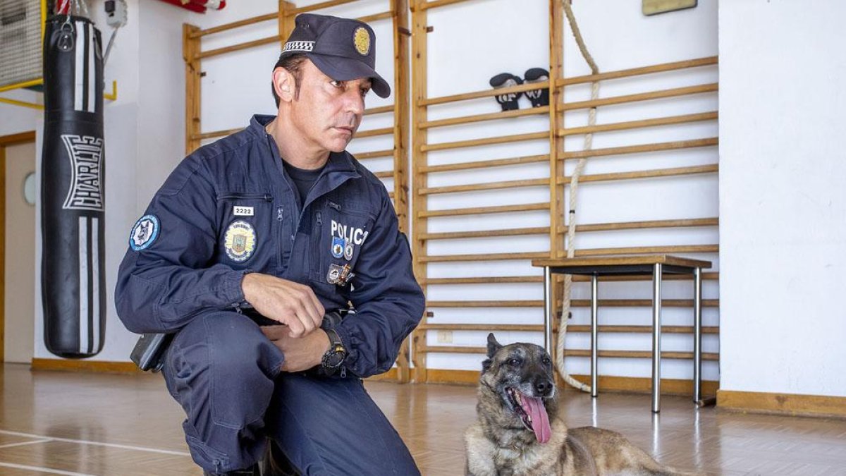 El coordinador de la Unidad canina , Javier Macho, con el perro ‘Duxter’.-SANTI OTERO