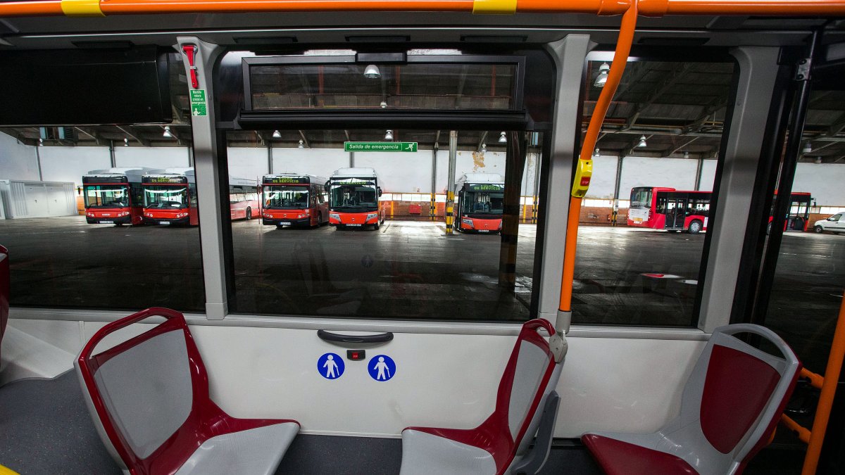 Vista de varios autobuses de la flota municipal, en las cocheras de la carretera de Poza, para el mantenimiento. TOMÁS ALONSO