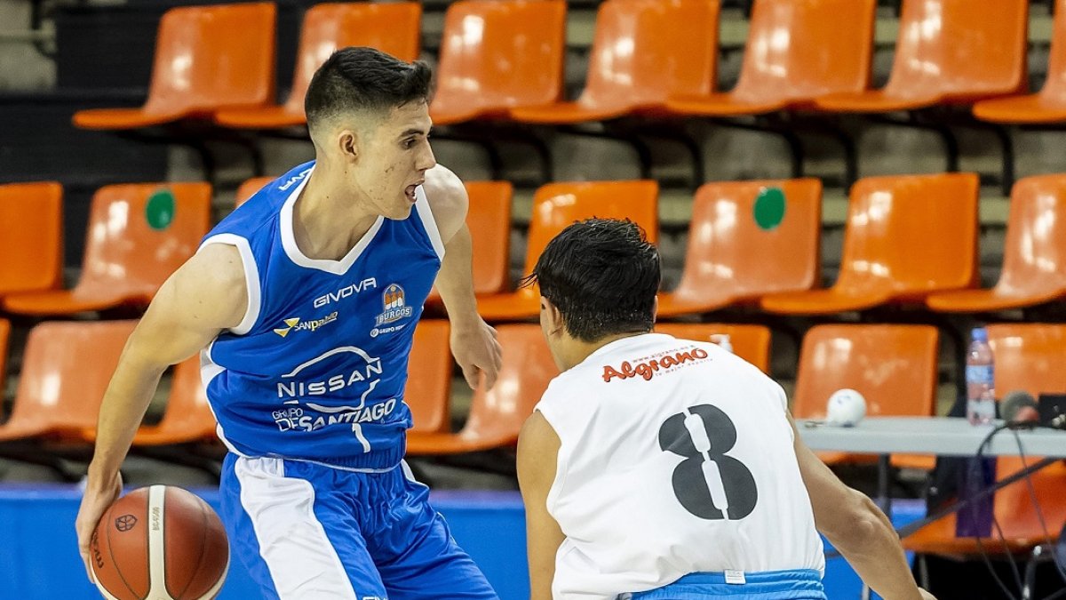 Corbalán maneja la pelota en su estreno con el Nissan Grupo De Santiago. SANTI OTERO