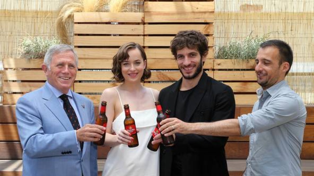 Dakota Johnson, Quim Gutiérrez y Alejandro Amenábar brindan por el éxito del corto 'Vale' en la Antigua Fábrica de Estrella Damm.-Foto: ESTRELLA DAMM