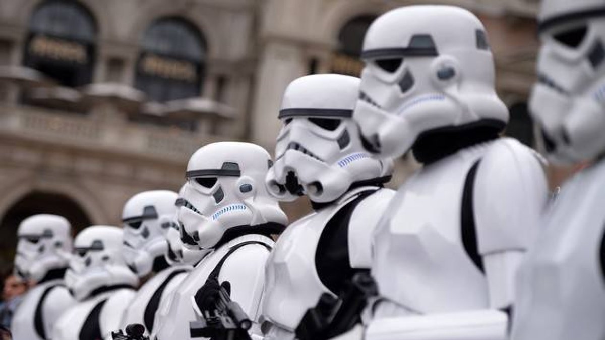 Soldados del imperio, en la plaza del Duomo de Milán, con motivo de la celebración del Día de Star Wars.-Foto:   AFP / FILIPPO MONTEFORTE