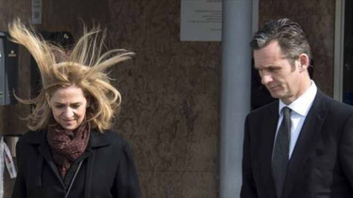 Cristina de Borbón y Grecia e Iñaki Urdangarin, a su salida de la Escuela Balear de Administración Pública, donde se celebra el juicio, ayer en Palma.-EFE / CATI CLADERA
