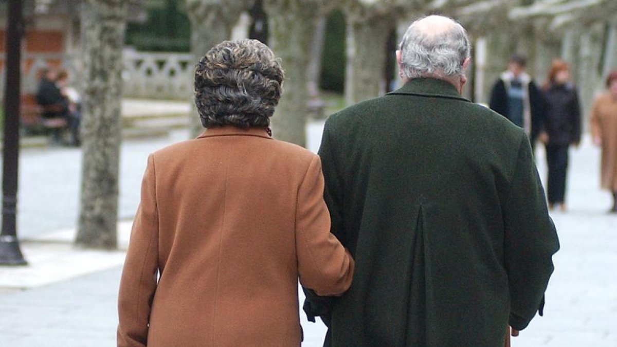 La pensión media de una mujer asciende a 663 euros mientras que la de un hombre sube hasta los 1.178.-RAÚL G. OCHOA