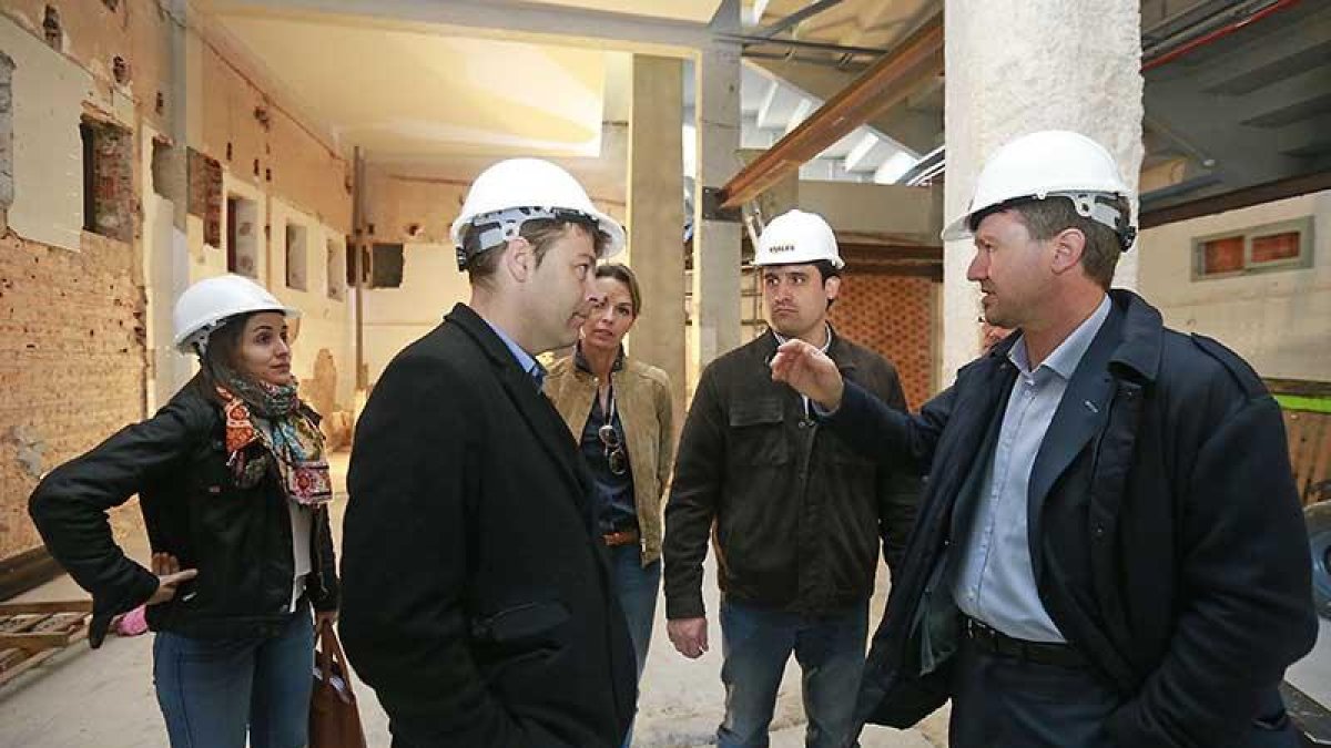 Lacalle, junto a Berzosa y De la Fuente, se dirige a los responsables de la obra en la que será la nueva enfermería.-RAÚL G. OCHOA