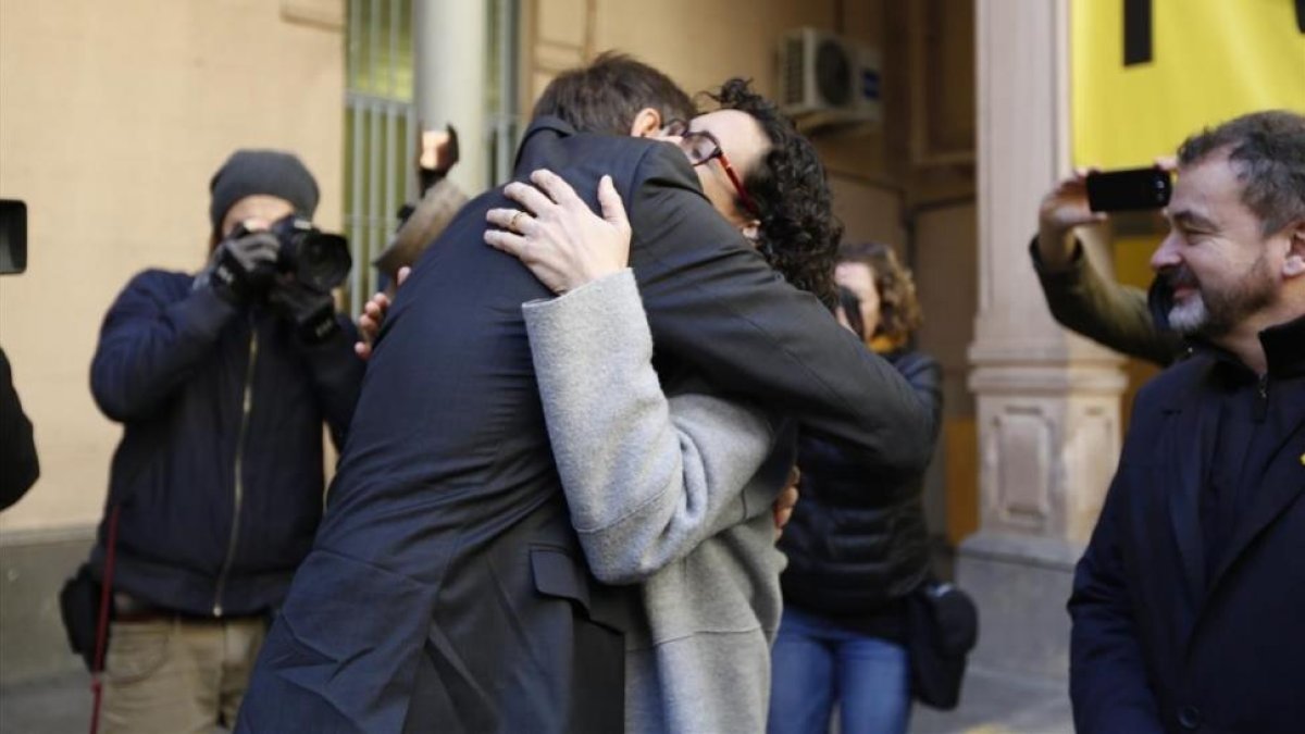 El emotivo abrazo entre Carles Mundó y Marta Rovira en la prisión de la Model.-ALBERT BERTRAN