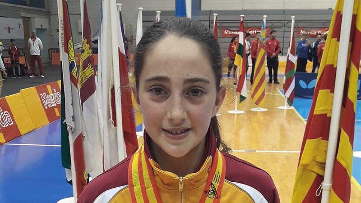 Elvira Rad con sus medallas-ECB