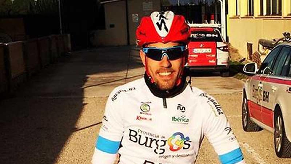 Ibai Salas con la nueva equipación y la nueva BH que llevará el conjunto local.-