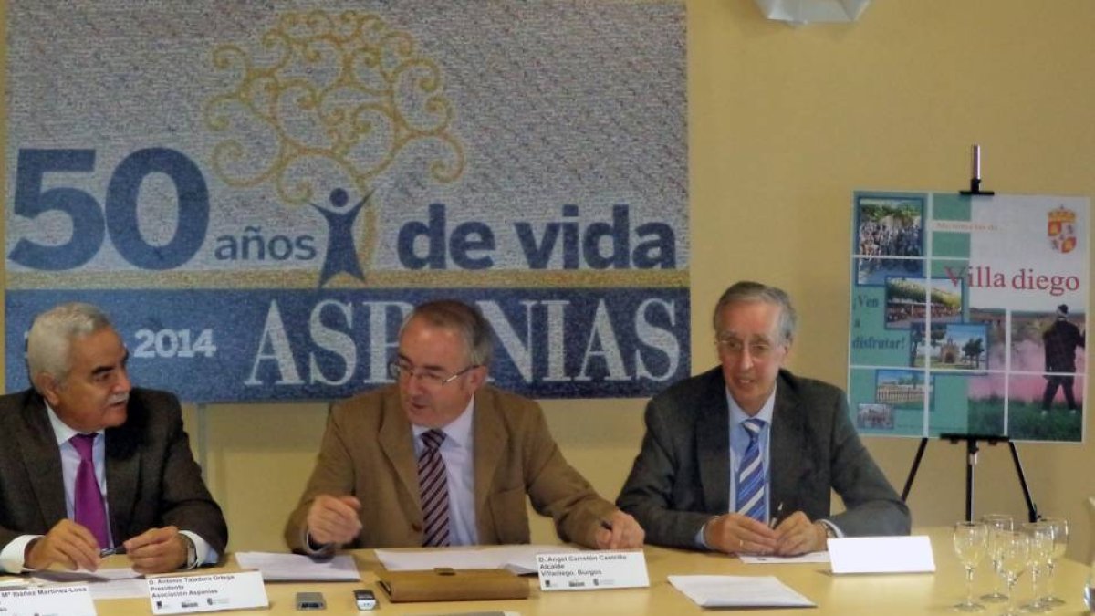 El presidente de Aspanias Burgos (izq) y el de Fundación Aspanias (dcha), junto al alcalde de Villadiego (centro) durante la firma-ECB