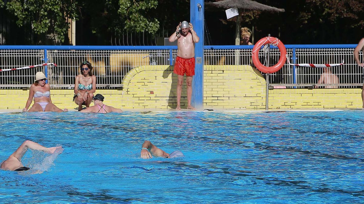 El protocolo derivado de la prevención del Covid establece que antes de meterse en el agua es obligatorio darse una ducha. RAÚL OCHOA