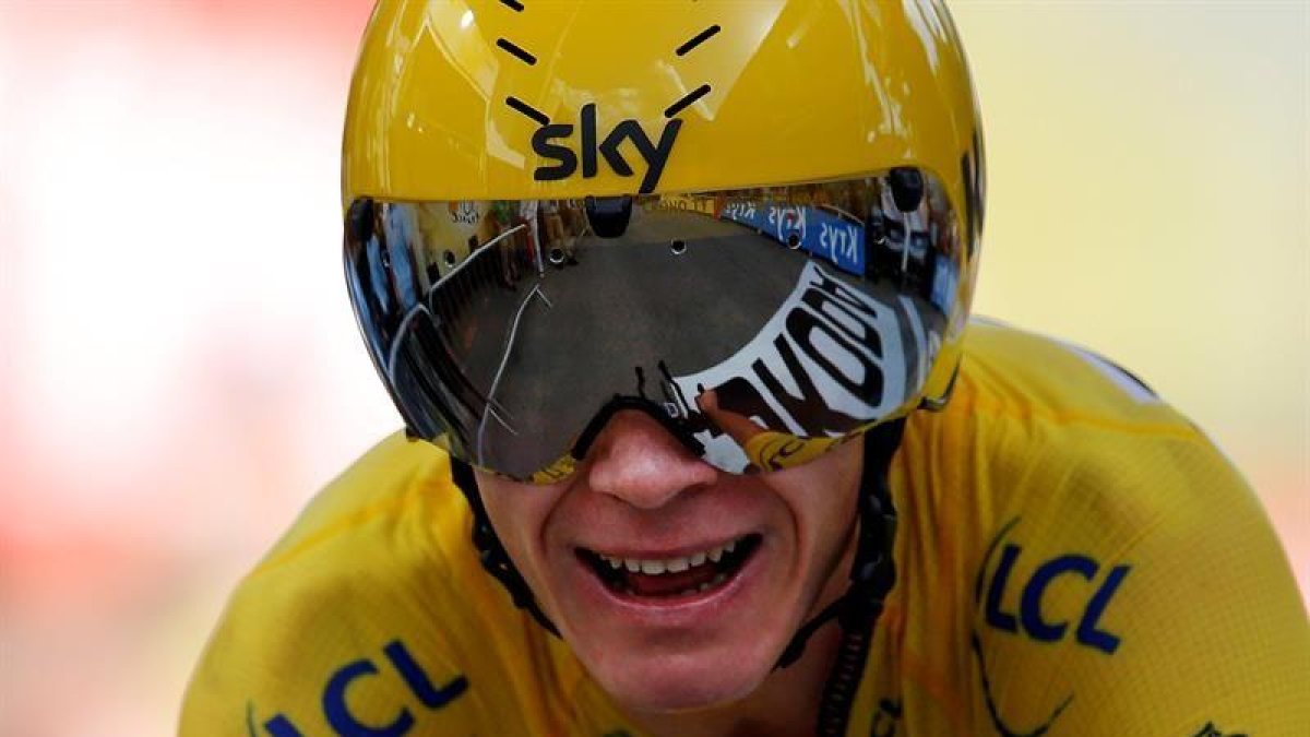 El ciclista británico Christopher Froome del Sky celebra su victoria al llegar al final de la carrera de la decimoctava etapa de la 103ª edición del Tour de Francia, de 17 kilómetros, que se disputa entre Sallanches y Megéve, en Francia, hoy.-EFE/Yoan Valat