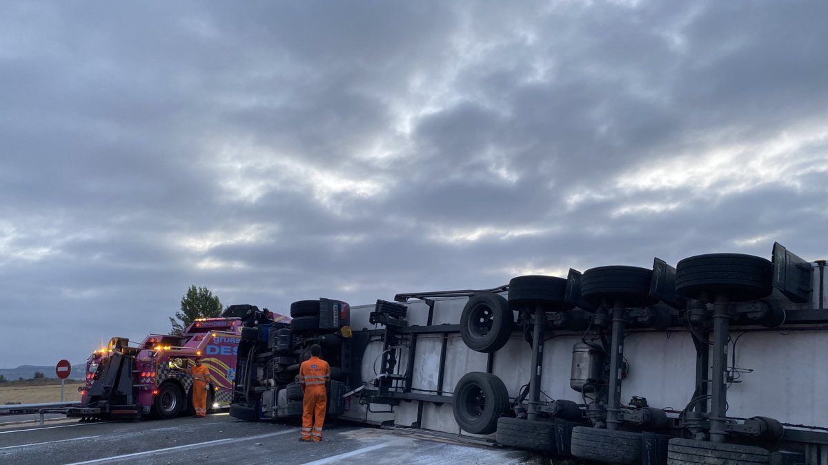 El vuelco de un camión de madrugada dificulta la circulación en la AP-1, a la altura de Miranda. GRÚAS DESI