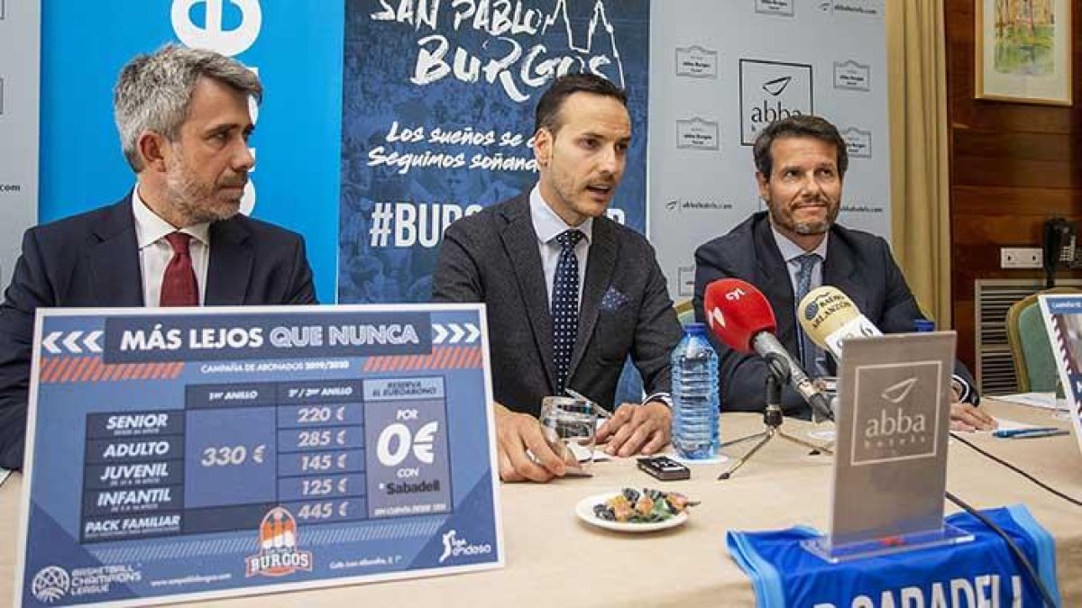 El presidente del San Pablo Burgos, Félix Sancho, presenta la campaña junto a los representantes del BancoSabadell, Francisco Javier Illana y Eduardo Currás.-SANTI OTERO