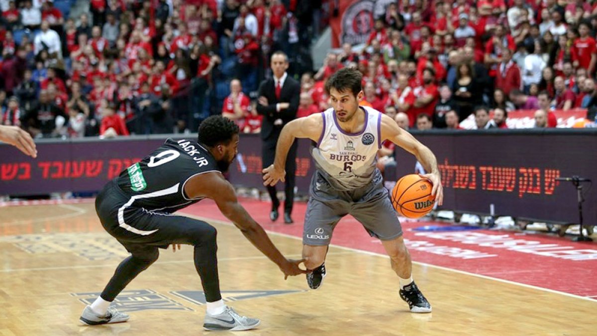 Fitipaldo, durante el Hapoel-San Pablo disputado en un abarrotado Pais Arena de Jerusalén. FIBA / BASKETBALL CHAMPIONS LEAGUE