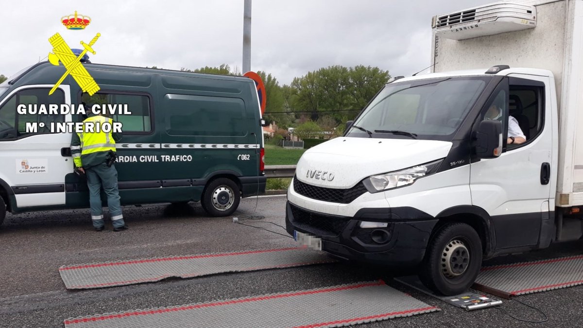 Los agentes realizan el pesaje de un furgón durante la campaña de inspección.