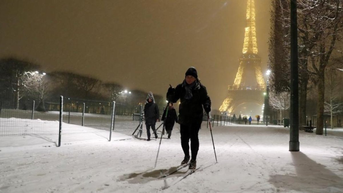 Un esquiador en el Champ de Mars, cerca de la Torre Eiffel, en París.-/ GONZALO FUENTES (REUTERS)