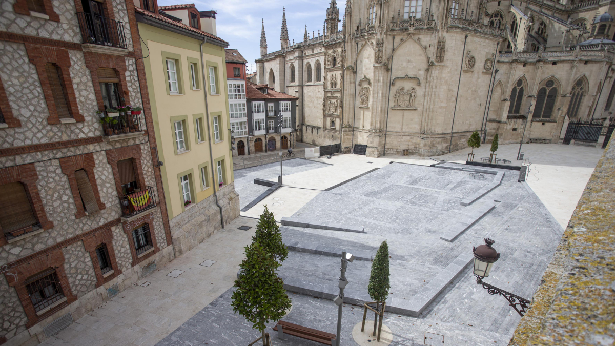 El pavimento de la nueva plaza cuenta la historia de las Llanas y señaliza los lugares donde antaño hubo edificaciones. SANTI OTERO