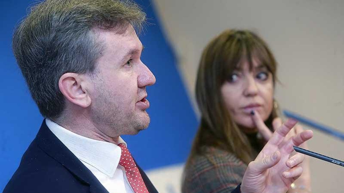 Javier Lacalle y Carolina Blasco, ayer, en un momento del balance.-RAÚL G. OCHOA
