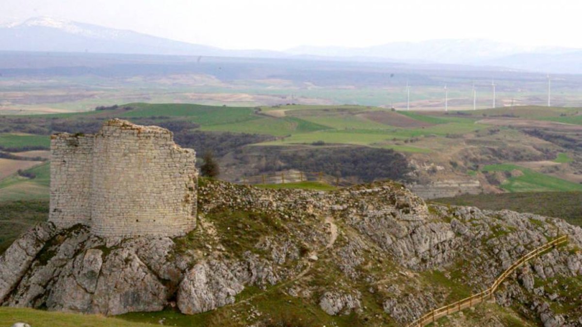 El castillo de Monasterio de Rodilla albergó a guerreros navarros y castellanos que combatieron en Atapuerca.-G.G.