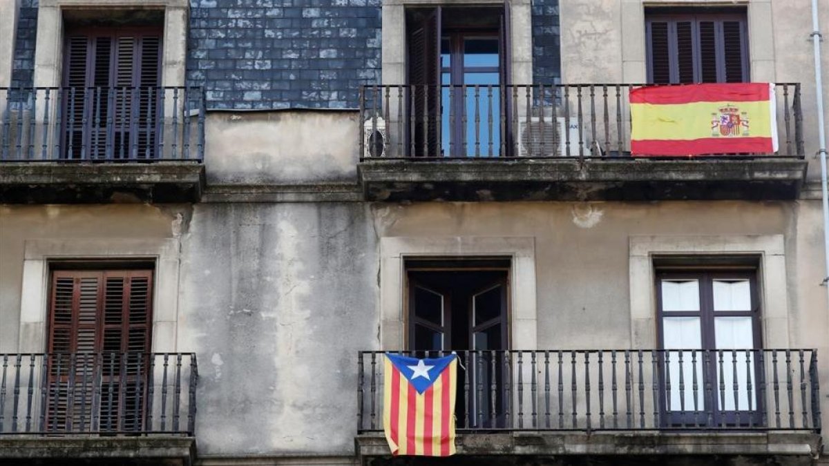Una estelada y una bandera de España, en balcones de Barcelona.-REUTERS / GONZALO FUENTES
