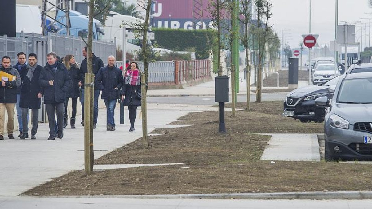 Representantes políticos y de las asociaciones de los polígonos industriales recorrieron ayer la zona recientemente renovada.-ISRAEL L. MURILLO