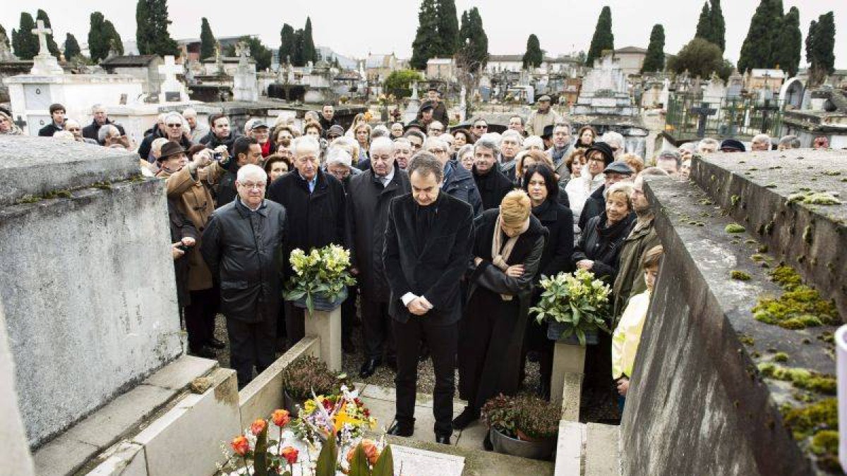 El expresidente del Gobierno español José Luis Rodríguez Zapatero, durante su visita a la tumba del presidente de la Segunda República Manuel Azaña, en Montauban.-Foto: POLO GARAT / EFE