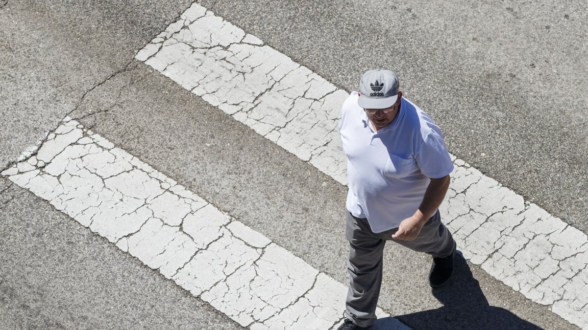 Un hombre cruza por un paso de peatones. SANTI OTERO
