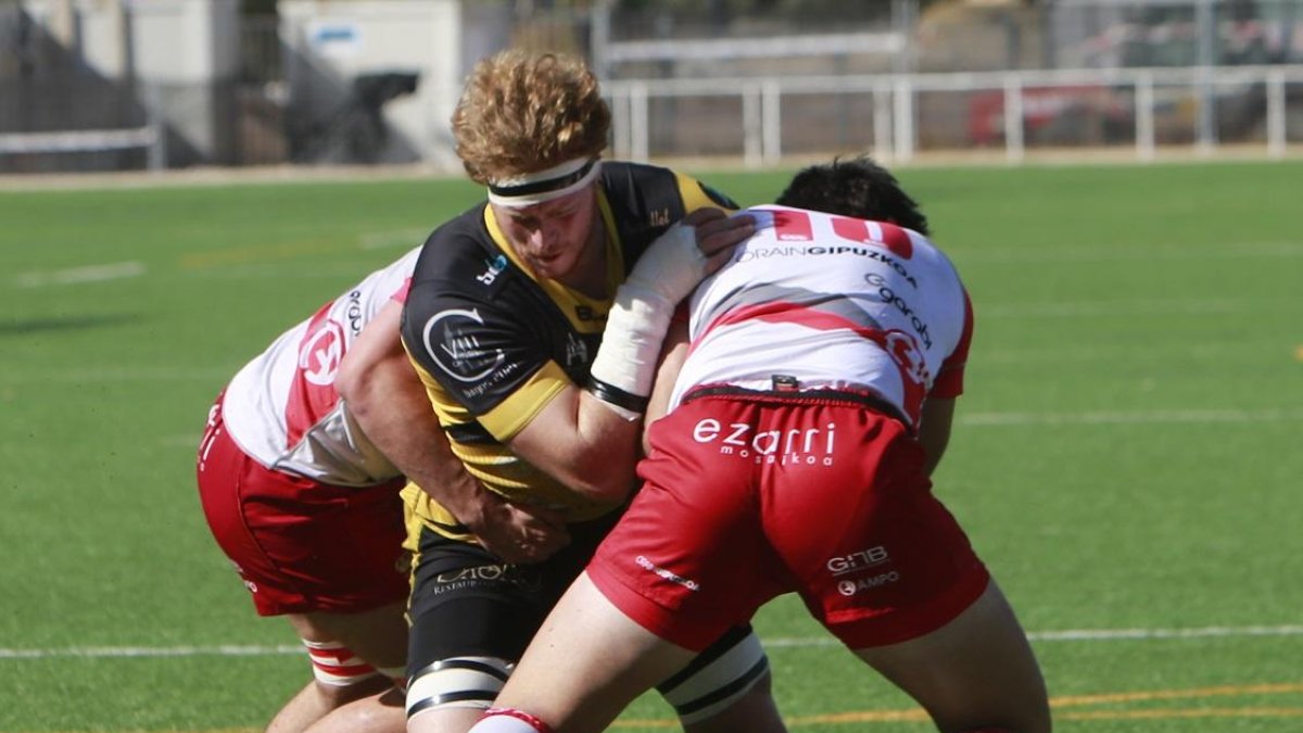 Ruan Snyman carga contra la cortina defensiva del Ordizia en el último partido en casa.-RAÚL OCHOA