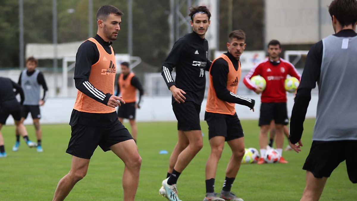Claudio Medina conduce el cuero en su primer entrenamiento con el cuadro blanquinegro. BURGOS CF