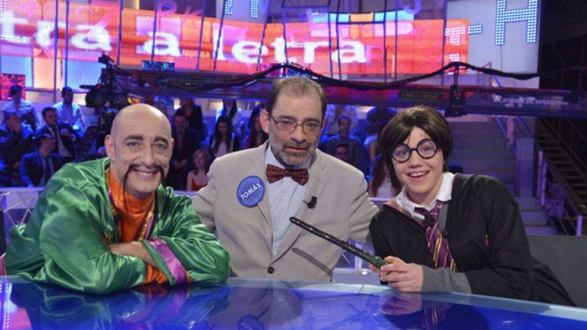 Tomás San Bartolomé, concursante de 'Pasapalabra', entre Félix Álvarez y Angy.-Foto: MEDIASET