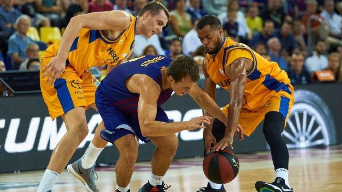 El azulgrana Pangos, ante Hannah y Pasecniks, del Gran Canaria, en el reciente partido del Palau.-EFE / ALEJANDRO GARCÍA