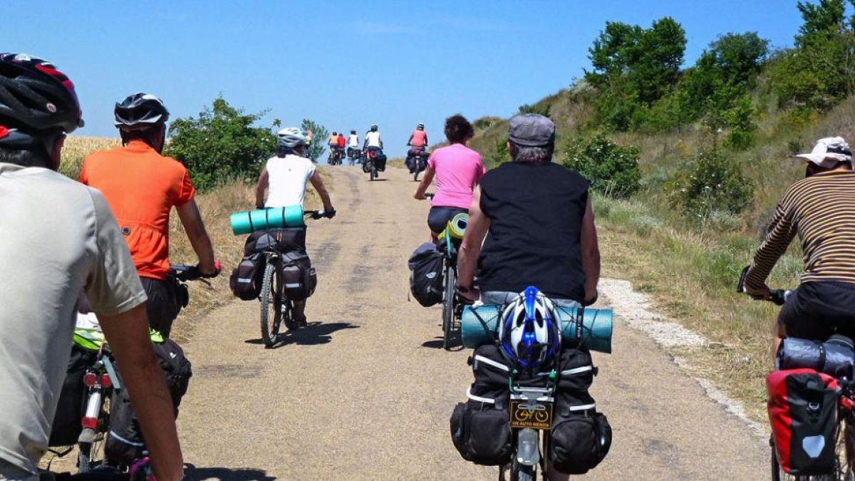 El turismo con alforjas es una de las actividades habituales de la organización. Plantean desde pequeñas rutas de uno o dos días a intensas jornadas.-ECB