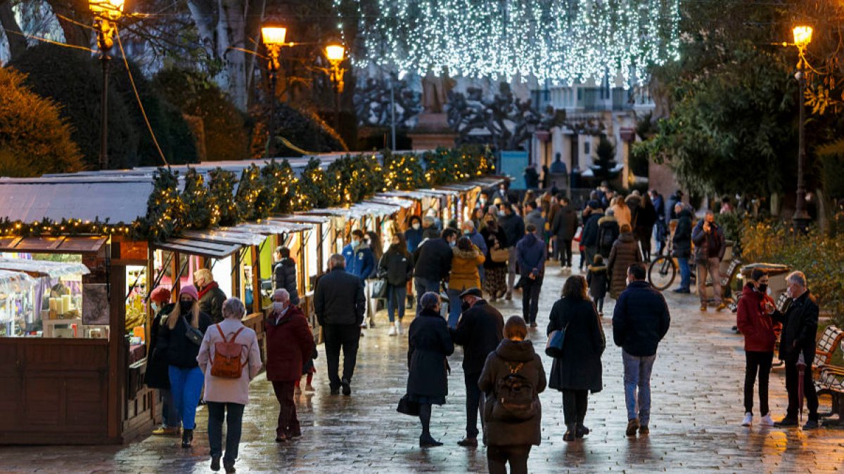 El Mercado Navideño de Oficios Artesanos vuelve a generar un gran interés en la ciudadanía burgalesa.  SANTI OTERO