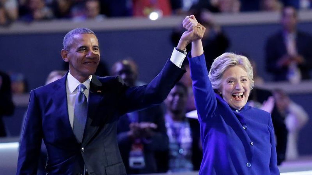 El presidente de Estados Unidos, Barack Obama, junto a la candidata a la presidencia de Estados Unidos por el Partido Demócrata, Hillary Clinton (d), ayer.-EFE/PETER FOLEY