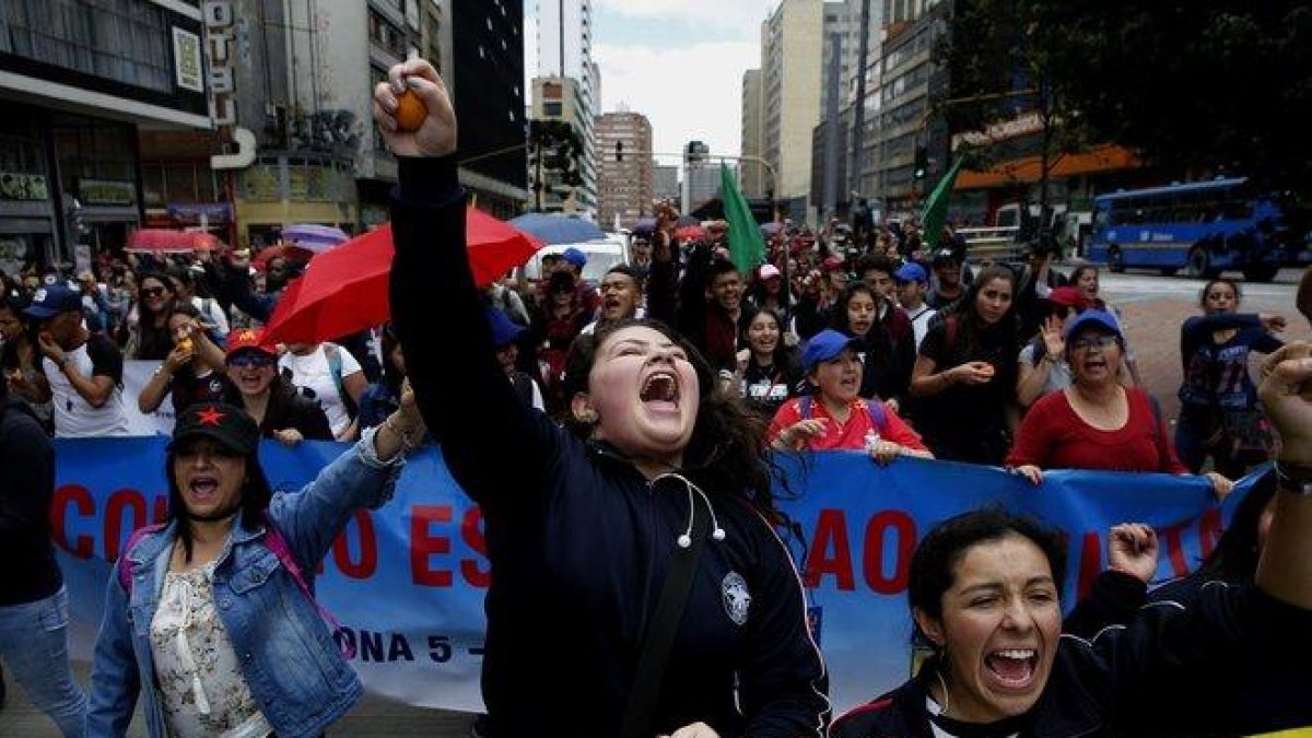 Manifestantes participan en la jornada de Paro Nacional en el centro de Bogota, Colombia.-EFE