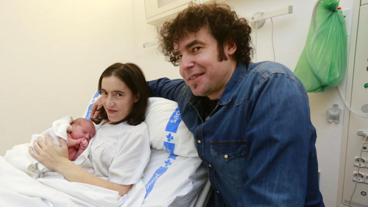 Carolina y César posan con su hija, Lidia, la primera bebé del año en Burgos, horas después de su nacimiento.-RAÚL OCHOA