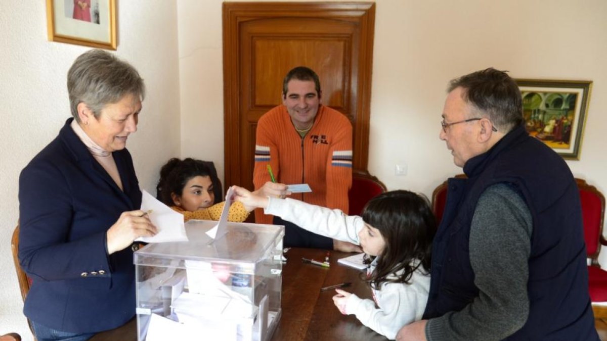 Imagen de la votación de hoy en Melgar.-ICAL